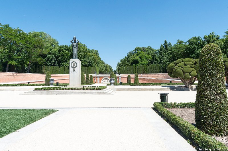 20160607_155117 D4S.jpg - Parque de Retiro, Marid. The park belonged to the Spanish monarchy prior to late 1800s.  Now a public park.